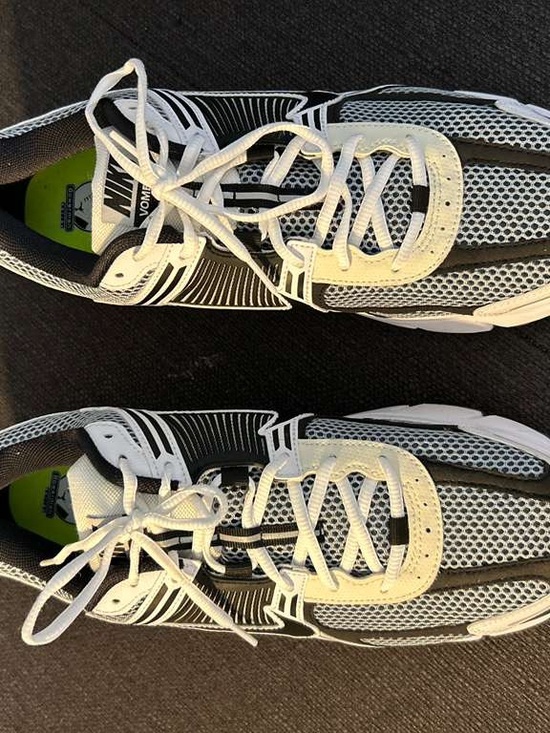 Nike Men’s Black, White & Gray Mesh Running Sneakers main image 6
